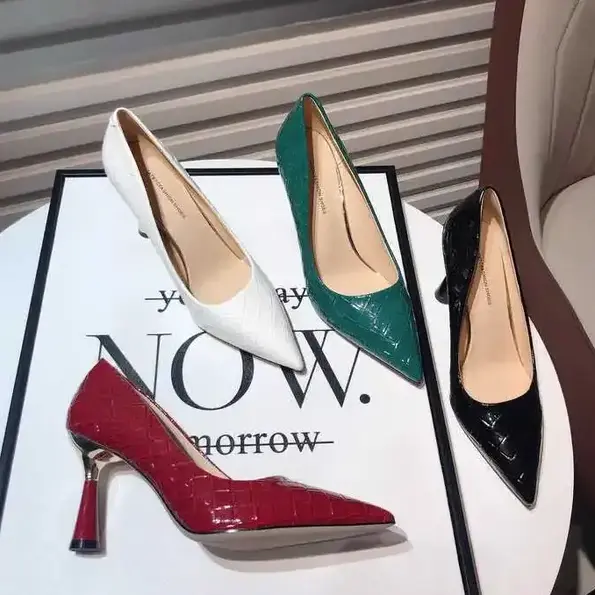 Pointed toe small round thick heel shoes