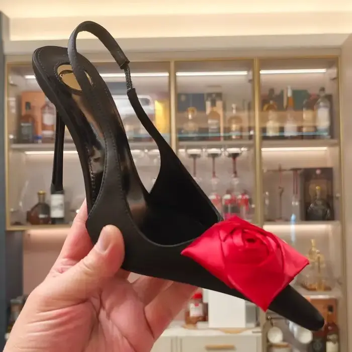 Fashionable Rose Flower Toe-Cap Sandals