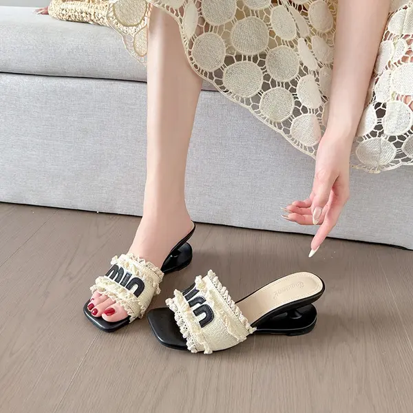 CT1290 – Women’s platform sandals with square toes (1)